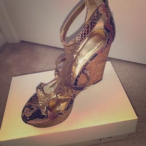 Patterned Sash-Wedge with Golden neckline